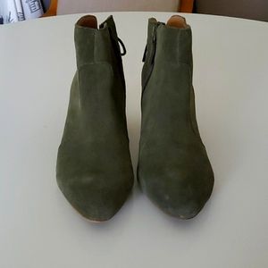 Tahari green Charles suede booties size 8.5med